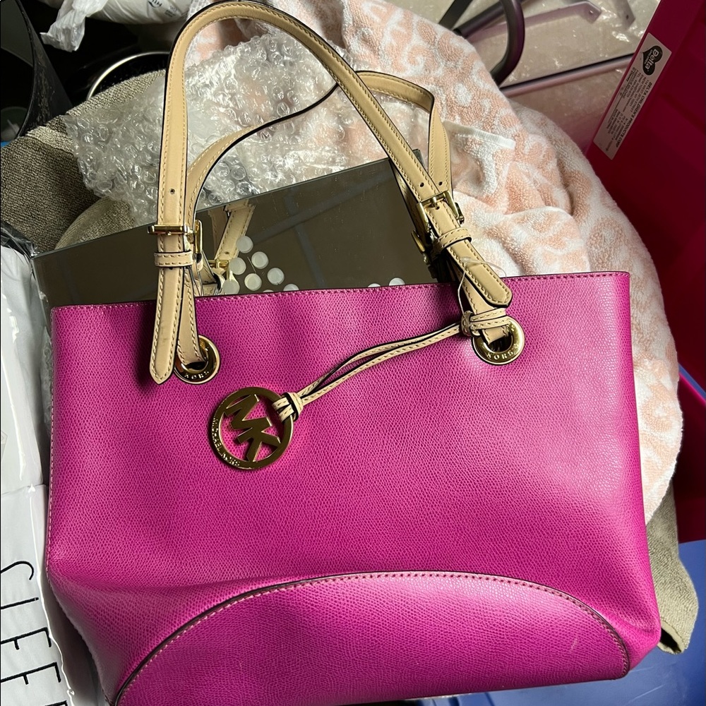 Authentic PINK MICHAELKORS BAG.Great size bag.Very cute. Straps can be adjusted